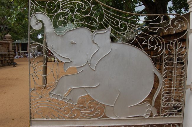 アヌラーダプラ<br />スリーマハ菩提樹の入り口のかわいい象の扉