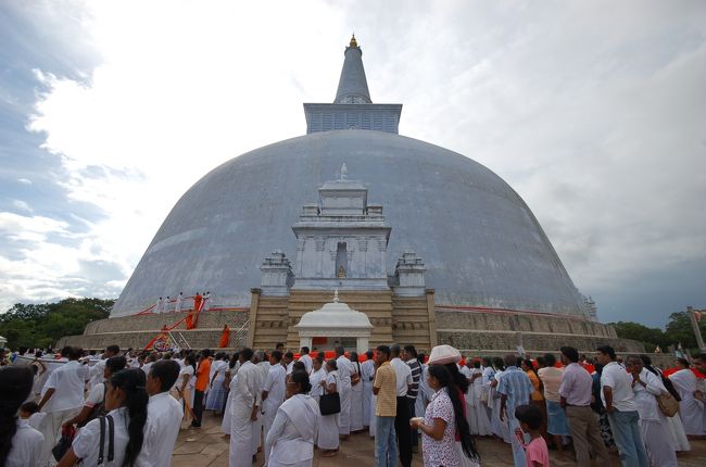 アヌラーダプラ<br />ルワンウェイ・サーヤ大塔<br />今日は、満月なので人が多い