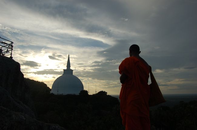 ミヒンタレー<br />インビテーションロックからお坊さんがいい感じでマハー・サーヤ大塔を眺めている