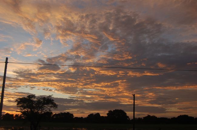 ポロンナルワへ行く途中の空<br />夕焼けに染まる雲がきれい