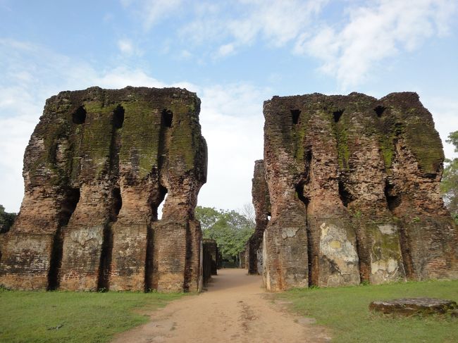 ポロンナルワ遺跡<br />宮殿跡　外観