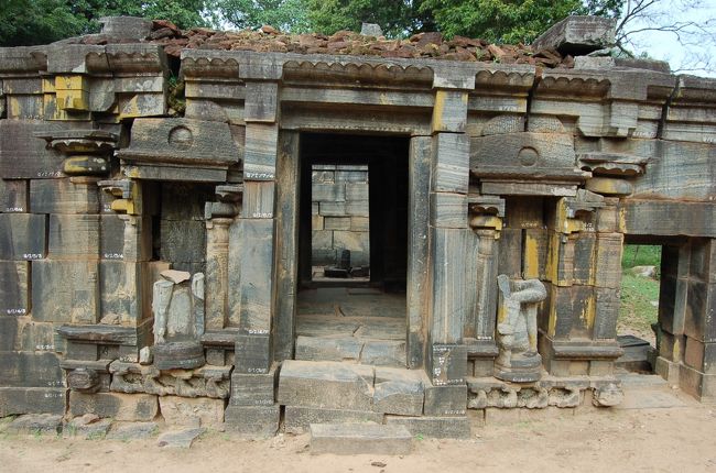 ポロンナルワ遺跡<br />今にも崩れそうなシヴァ・デーワーラヤNo.1<br />石には番号がつけられておりUNESCOにより修復中