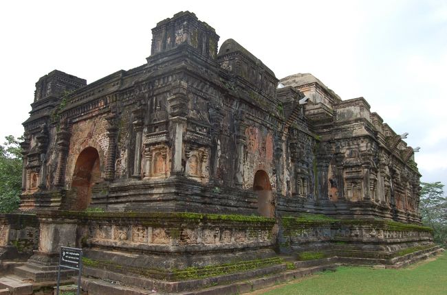 トゥーパーラーマ<br />中は不思議な光を発する場所で火をあて光るのを見せてくれる