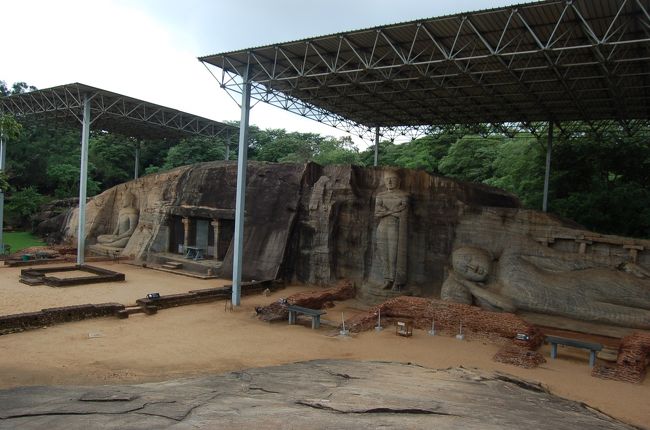 ポロンナルワ遺跡<br />ガル・ヴィハーラ<br />大きな3石像がある<br /><br />屋根の上でサルが暴れまくっている<br />その後下りてきて襲われるかと思った<br />野良犬もかなり多い