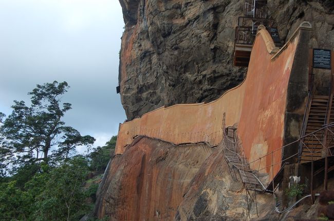 シギリヤ<br />ミラーウォール<br />光ってはみえないが、昔は光り輝いたようだ