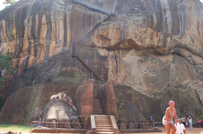 シギリヤ<br />頂上への入り口<br />ライオンの足<br />昔は、足だけでなくライオン形になっていたようだ