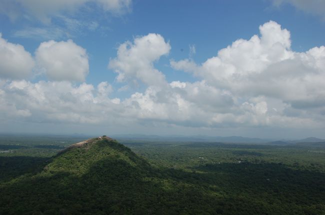 シギリヤ<br />頂上から眺める景色<br />200mくらいの高さ