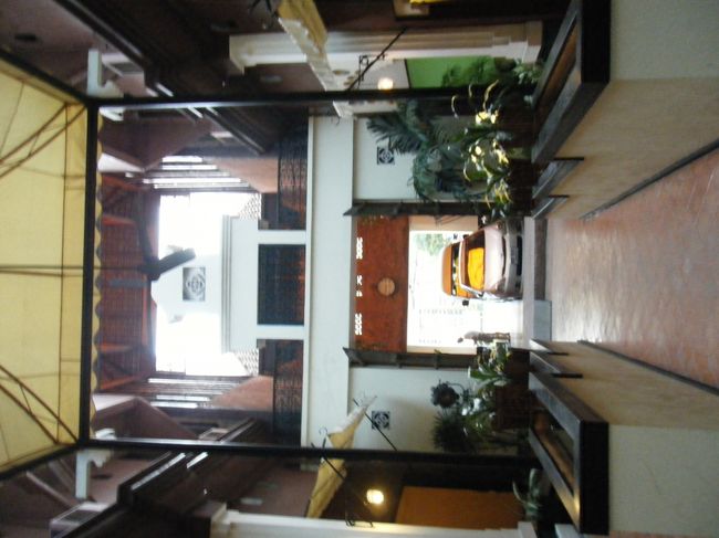 アジアンチックできれい。<br />だけどここは安宿。<br /><br />BTSの終点なので安いのかな？<br />駅からも２分程。<br />