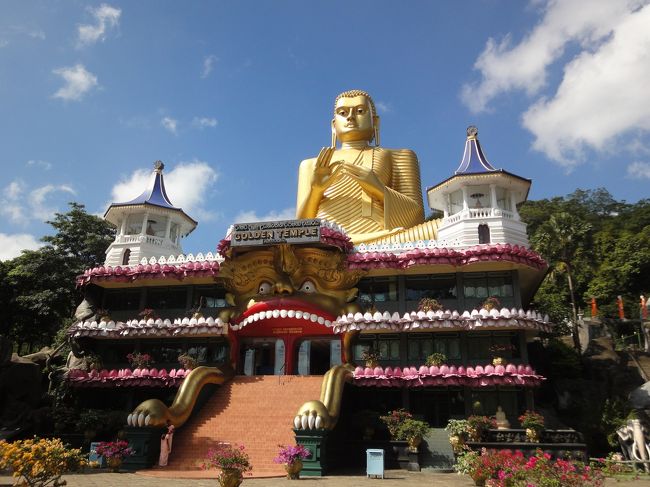 ダンブッラ<br />ゴールデンテンプル<br />金色の大きな仏像が印象的