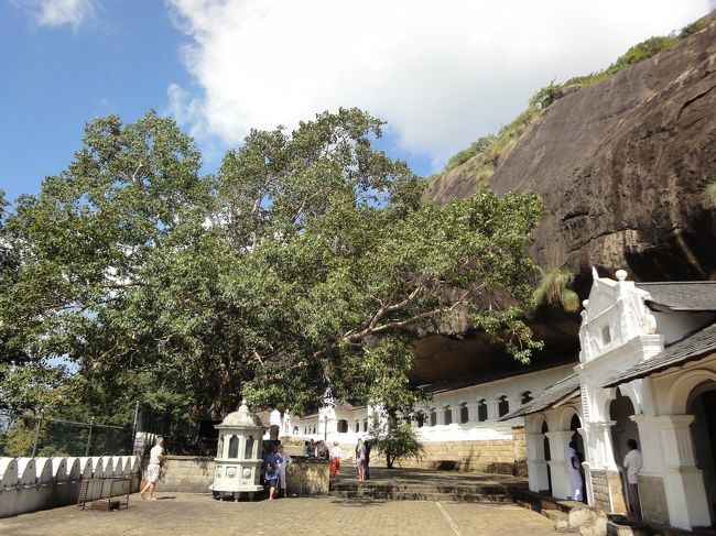 ダンブッラ<br />石窟寺院<br />ここまでくるのはそこそこ大変<br />ずるして途中まで車でワープ