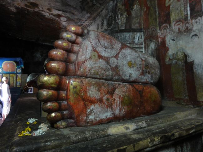 ダンブッラ<br />石窟寺院の1つ目の部屋<br />涅槃像の足裏の模様が印象的<br /><br />足がずれているので死んでいる状態