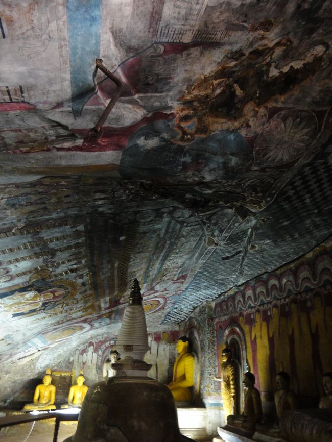 ダンブッラ<br />石窟寺院<br />天井にも絵が描かれている