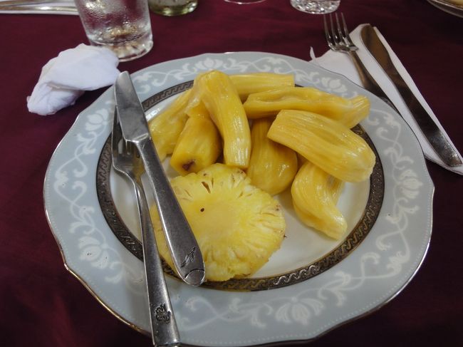 パイナップルの隣は謎のフルーツ<br />名前がわからない