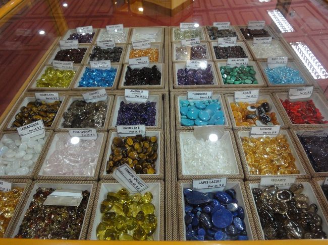 途中の宝石店<br />スリランカは、宝石がとれることで有名<br />ブルーサファイヤが特に有名<br />故ダイアナさんもスリランカのブルーサファイヤを贈られたそうだ