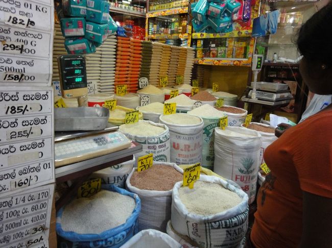 キャンディ<br />マーケットにて<br />お米が売られている　量り売りが主流