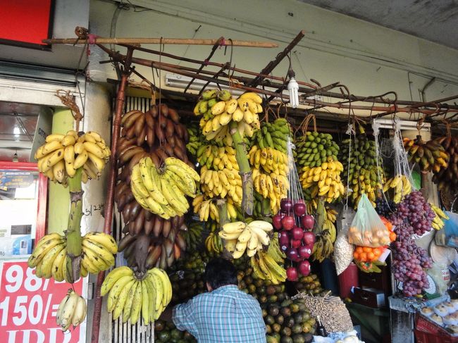 キャンディ<br />マーケットにて<br />バナナの種類が多い<br />赤いバナナはやや高いそうだ<br />1回も食べられなかった・・・