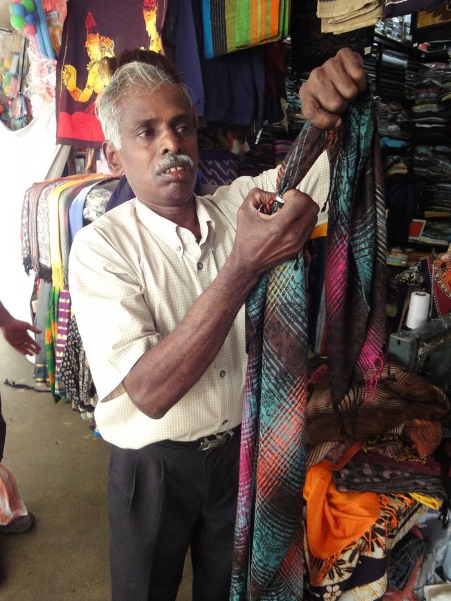 キャンディ<br />マーケットにて<br />質がいいのを証明するために指輪を通そうとするが通らない(笑)