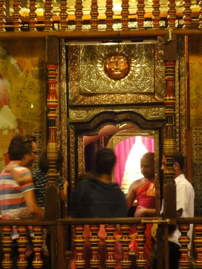 キャンディ<br />仏歯寺<br />仏の歯が入れられている7重の光り輝く入れ物