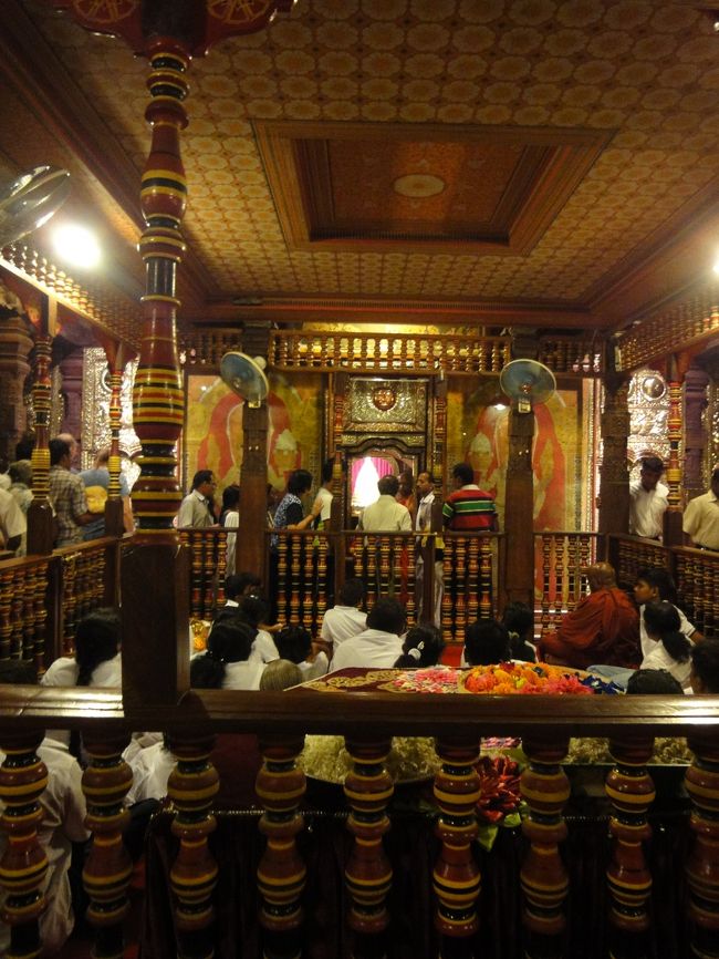 キャンディ<br />仏歯寺<br />列をなして見学<br />ほんの数秒しか見られない<br />しかも1日3回しかチャンスがない