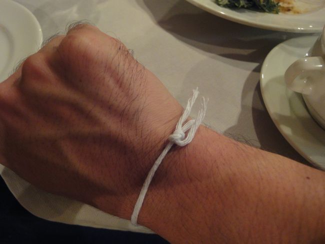 キャンディ<br />仏歯寺にて偉いお坊さんに巻いてもらった<br /><br />効果は・・・<br />あったと思う