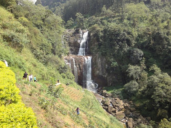 昼食をとるところから見えた滝