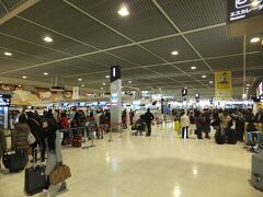 成田空港は年末ということもあって人が多かったです。