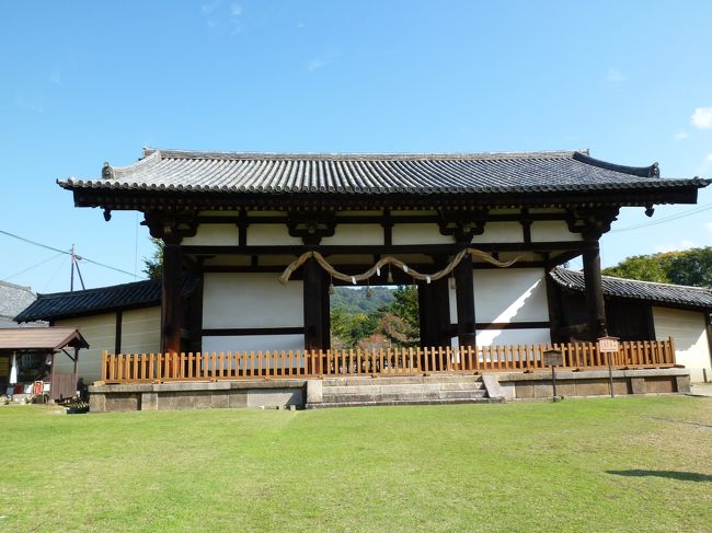 転害門は、鎌倉時代に大修理が行われているものの、東大寺のなかで唯一創建当時の姿を残しています。<br /><br />どっしりとした武骨なつくりが、のどかさとほほえましさを感じさせる門です。