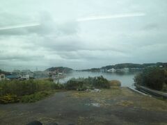 列車は走り出してしばらくすると、車窓に浜名湖を望めるように。