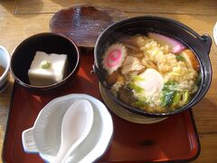 奥の院へ参る前に腹ごしらえ。
はちようの鍋焼きうどんとゴマ豆腐。