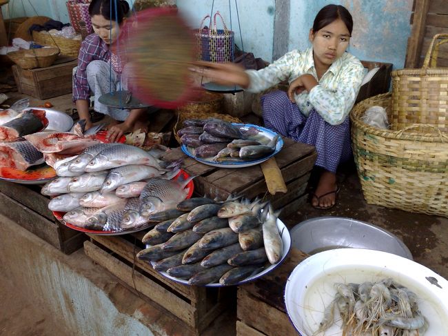 うちわで寄って来る虫を追い払う店員さん。