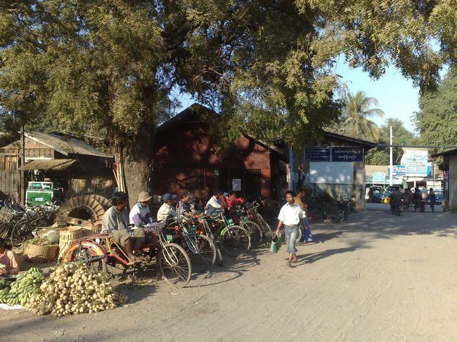 マーケットの出口？付近には、<br />多くのサイカー(サイドカーが語源の人力サイドカー)が<br />集まって客待ち中です。