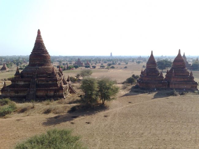 寺院の上のほうからの眺め。<br />広大な土地に無数のパヤー(パゴダ)。