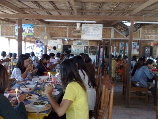 地元の人？も大勢食事をしています。