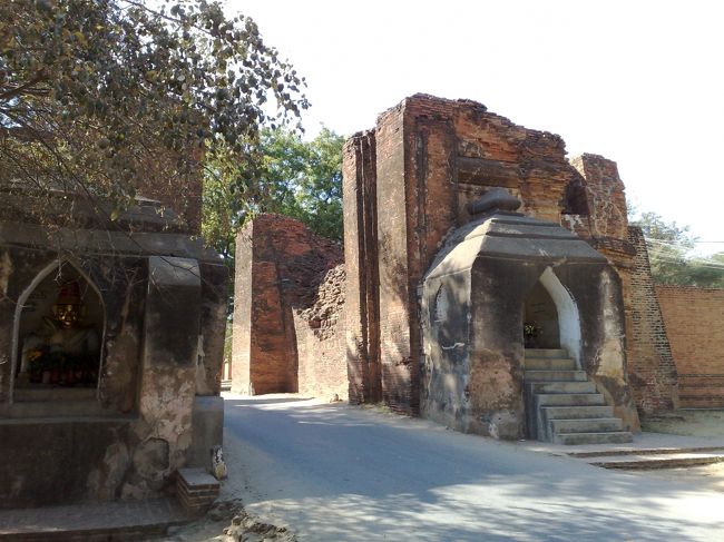 タラバー門<br /><br />9世紀にバガンの防備を固めようと築いた城壁の名残。<br />門の両側の窪みの中にバガンの守護神、<br />マハーギリ・ナッが祀られています。