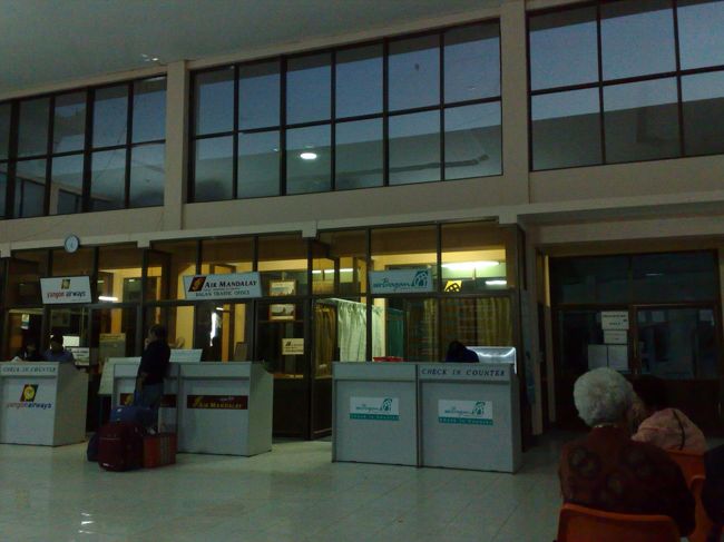 ニャウンウー空港です。<br />まだ朝早いので暗いです。