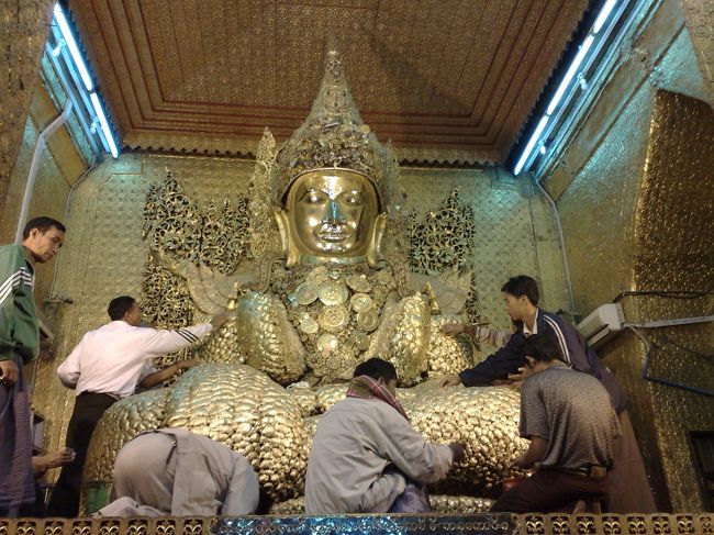 金箔ぺたぺた。