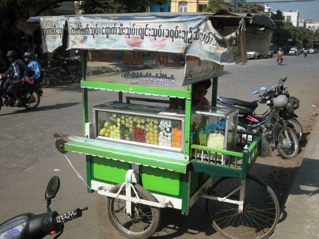 これは果物の屋台