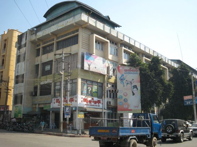 ゼージョーマーケット付近は<br />交通量も多く、都会です。