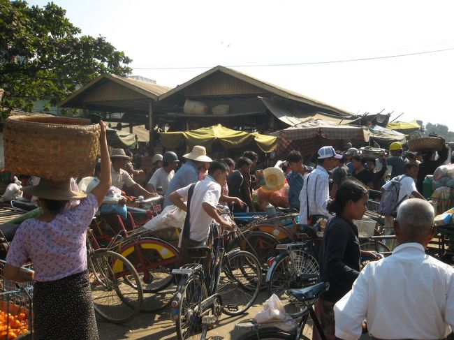 ローカルのマーケットは人だらけです。