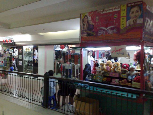 マンダレーヒルから下山して、<br />中華系のショッピングモールに入ってみました。