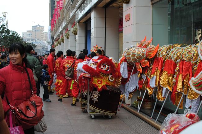 新年で盛り上がる街。