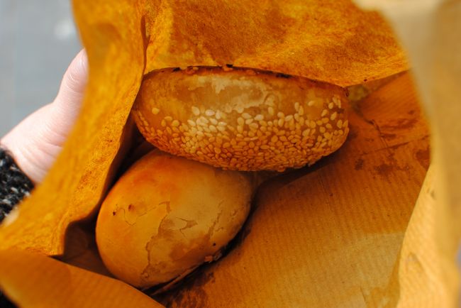 ゴマつきは中が割とアッサリした感じで、ゴマなしは肉まんの中身みたいなのですごく美味しいのが入ってます。<br />ゴマなしの方が美味い〜！！