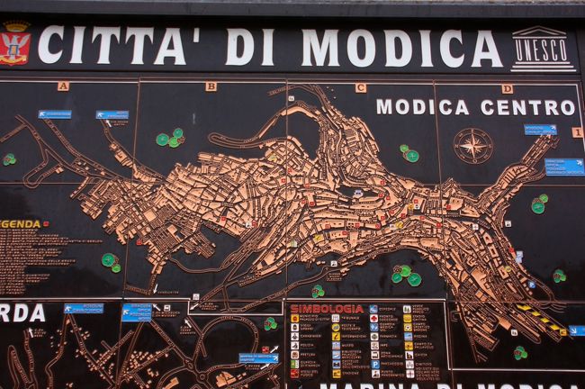 シチリア州ラグーザ県に属する Modica モーディカ。<br />地図で見ると平らな細長い町だけれども、急流に削られた峡谷にまたがるように町が広がっています。