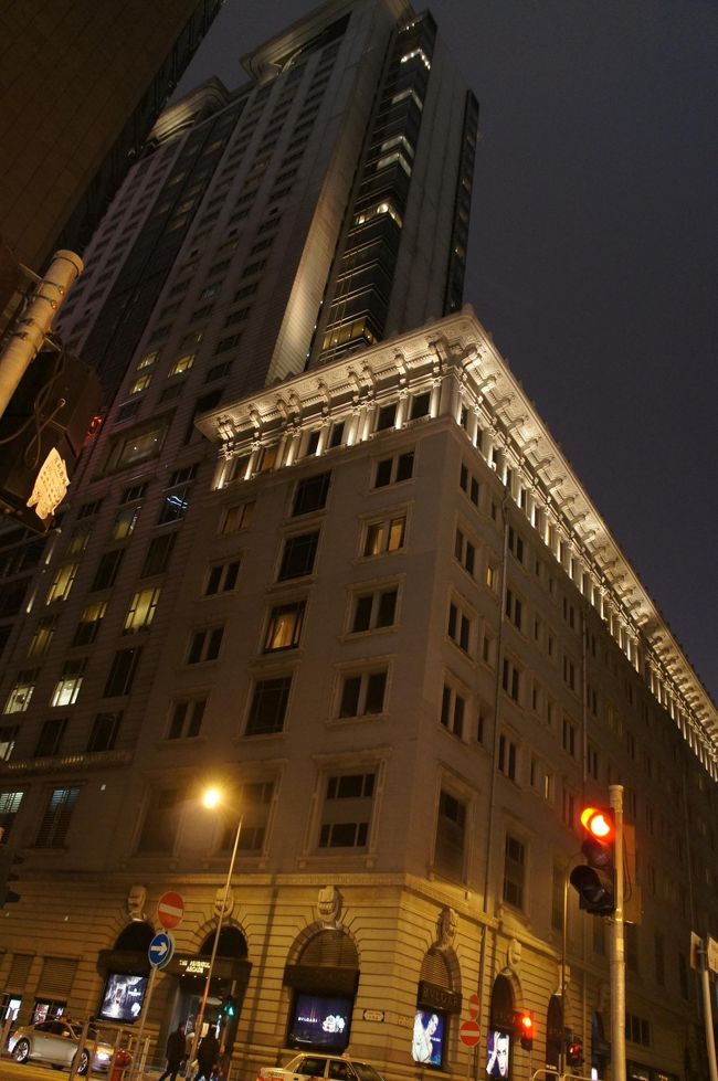 九龍島から香港島の夜景をみるため徒歩移動<br /><br />途中で、ペニンシュラ通過<br /><br />ここに泊まるならぜひオーシャンビューにしてください