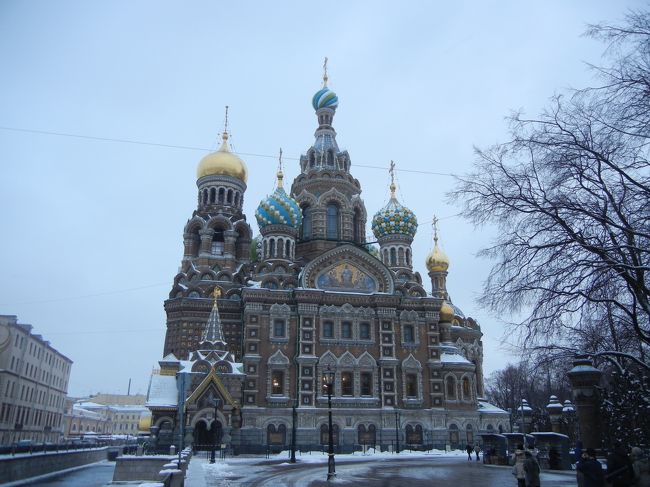 サンクトペテルブルクといえばココ！<br />血の上の教会（スパース・ナ・クラヴィー教会）。<br />皇帝アレクサンドル２世が暗殺された場所に、彼の息子アレクサンドル３世が建てさせたのでこの名前に。