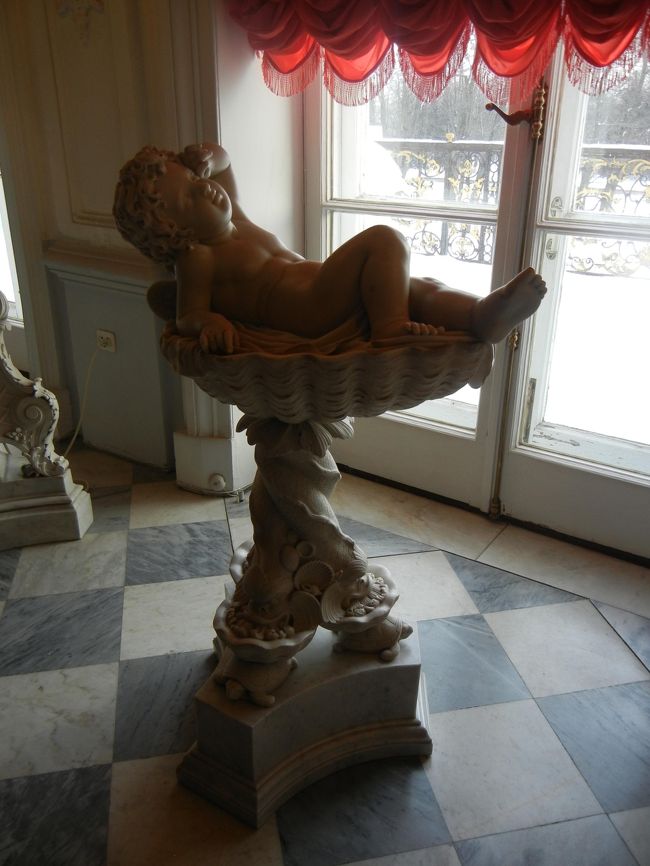 エカテリーナ宮殿に入ってすぐ、かわいい天使の像がふたつあ。<br />こちらは目覚める天使。