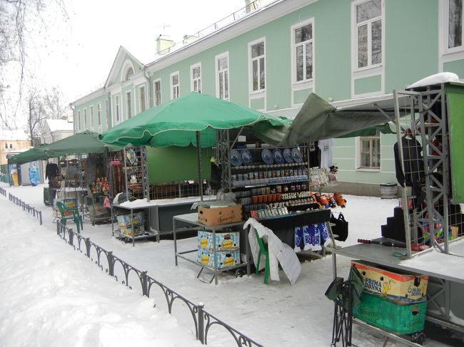 エカテリーナ宮殿の前。<br />どんなに寒くてもお店はやってます。寒い中、本当にすごい！