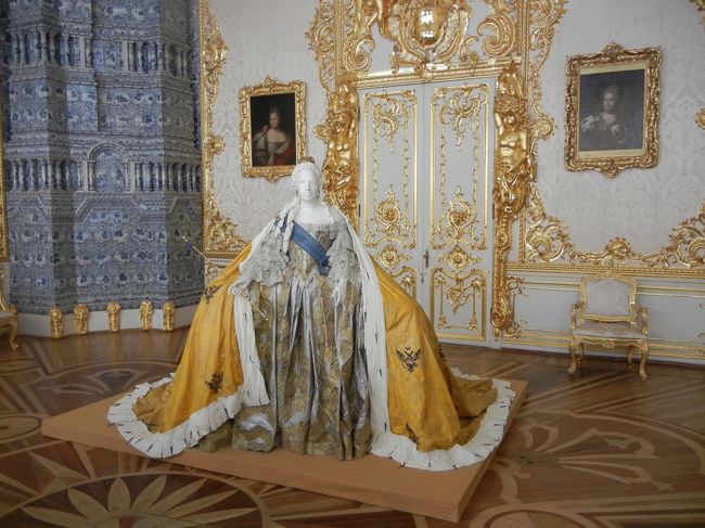 上の写真の絵画のドレスを再現。