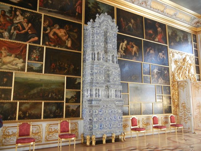 絵画の間。<br />まー、贅沢〜。