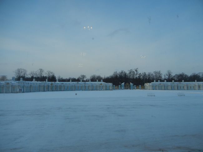 宮殿の中からみた中庭。<br />残念ながら、立ち入り禁止。<br />…ちょっと走りたい。